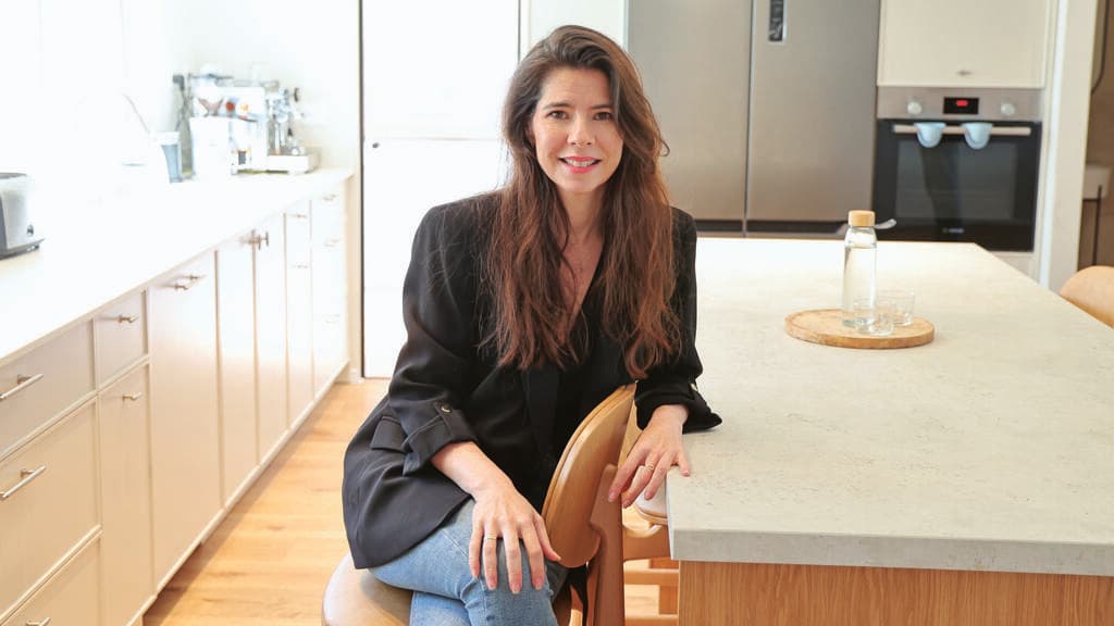 דניאלה דנור בעבר סטאז'רית ברפואה, כיום מעצבת פנים