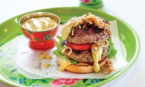 המבורגר עם רוטב איולי־קארי