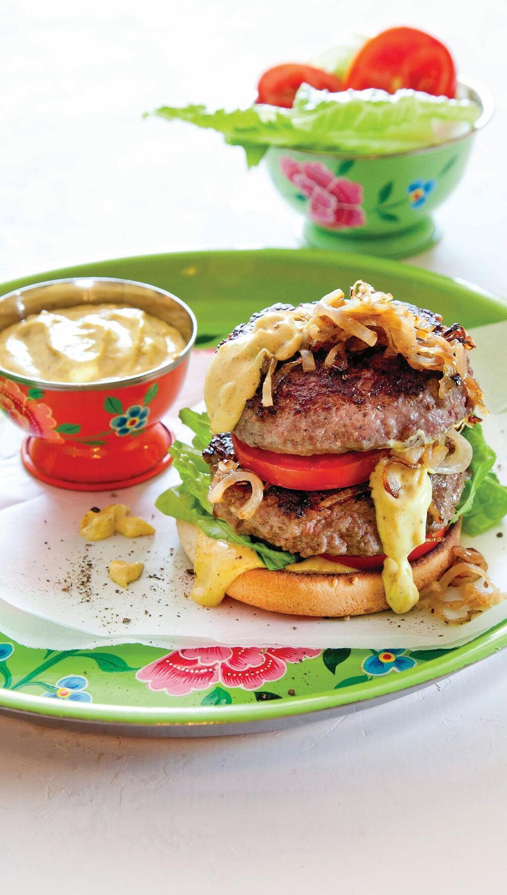 המבורגר עם רוטב איולי־קארי