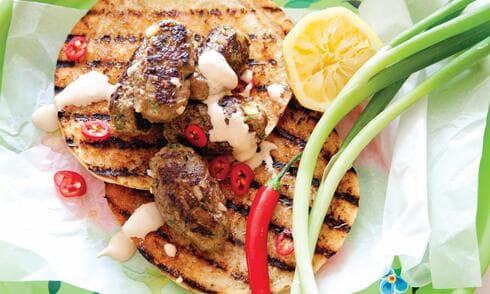 קבב מתובל עם טחינה ולימון כבוש