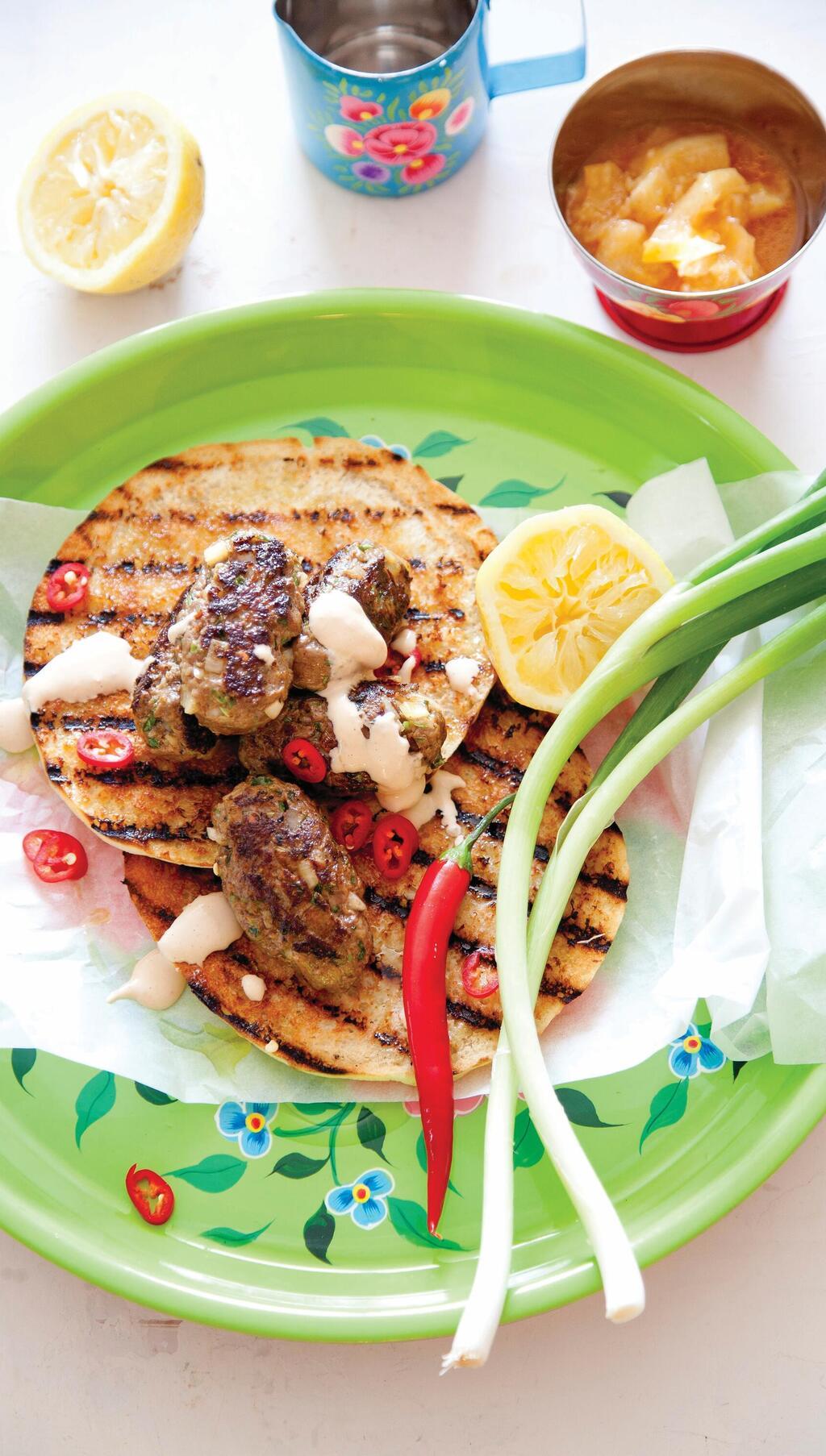 קבב מתובל עם טחינה ולימון כבוש