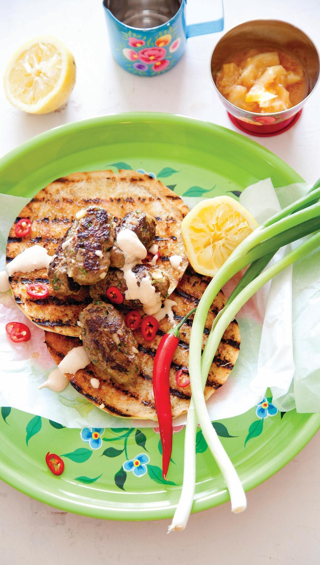 קבב מתובל עם טחינה ולימון כבוש