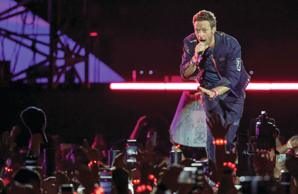 כריס מרטין על הבמה עם קולדפליי. גם הפרוד של קאבוט היה בהופעה - בדייט ראשון (צילום: GettyImages IL/Ethan Miller) כריס מרטין על הבמה עם קולדפליי. גם הפרוד של קאבוט היה בהופעה - בדייט ראשון