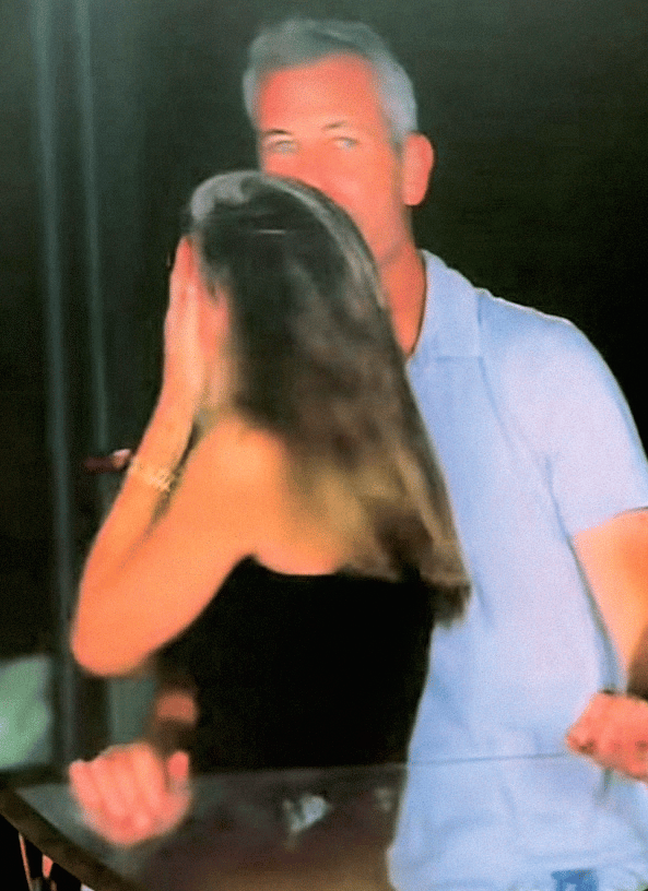 הרגע הוויראלי של 2025 : קאבוט ואנדי ביירון נתפסים על חם בהופעה של קולדפליי הרגע הוויראלי של 2025 : קאבוט ואנדי ביירון נתפסים על חם בהופעה של קולדפליי