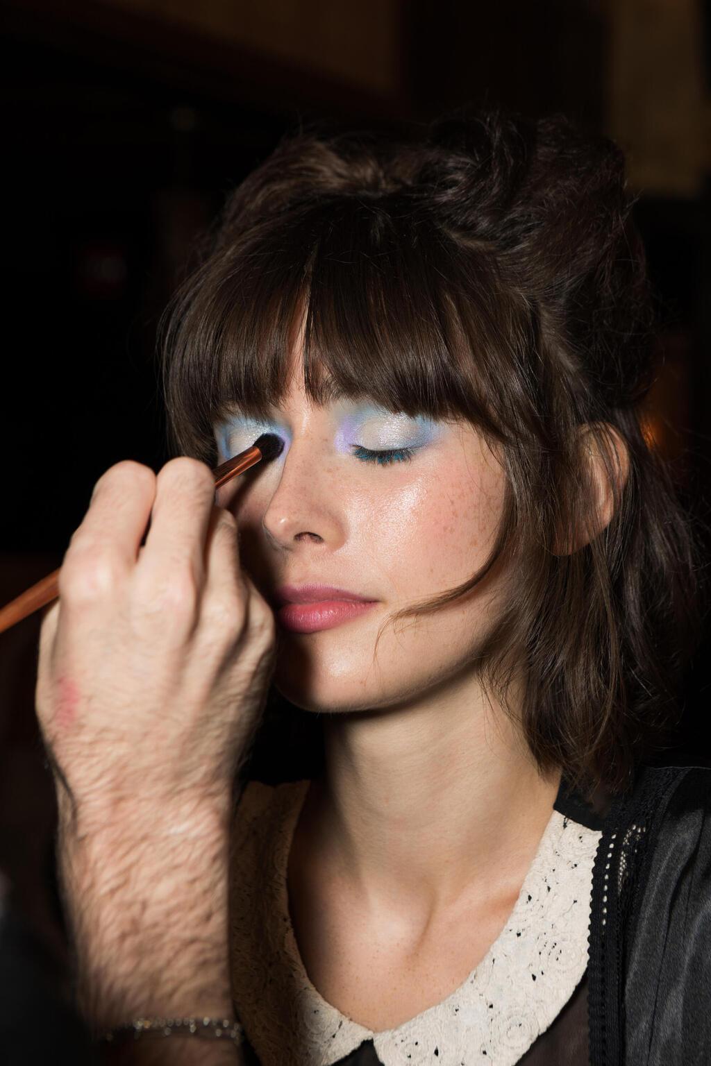 דוגמנית מאחורי הקלעים בתצוגה של אנה סואי