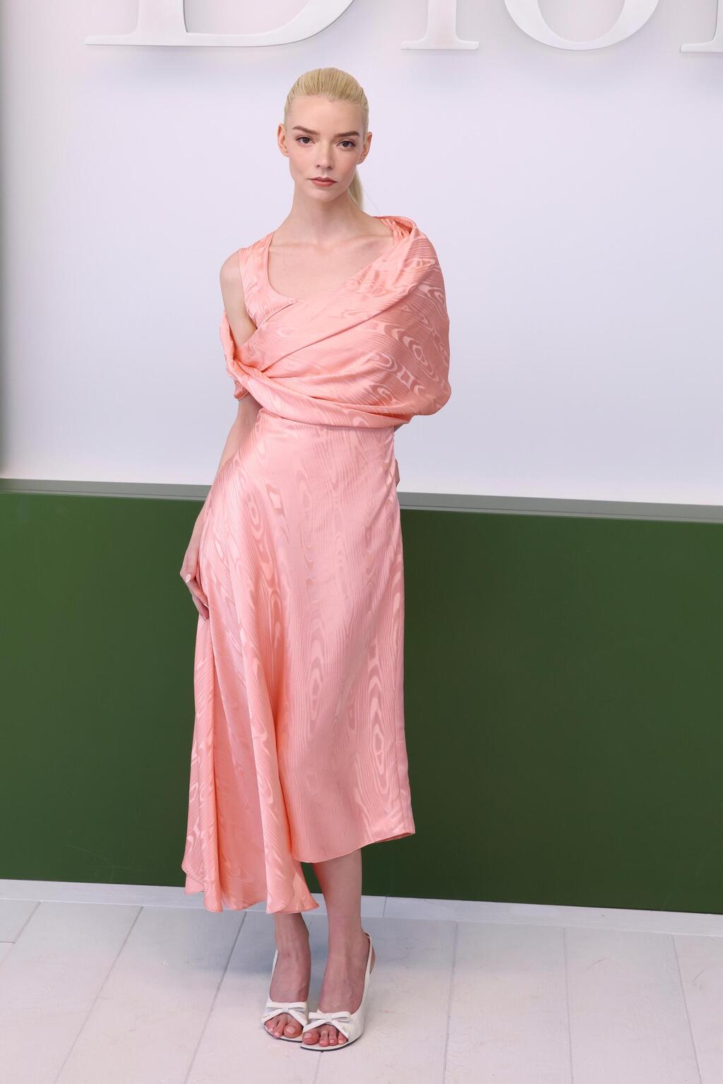 אניה טיילור ג'וי בתצוגת סתיו-חורף 2026-27 של דיור