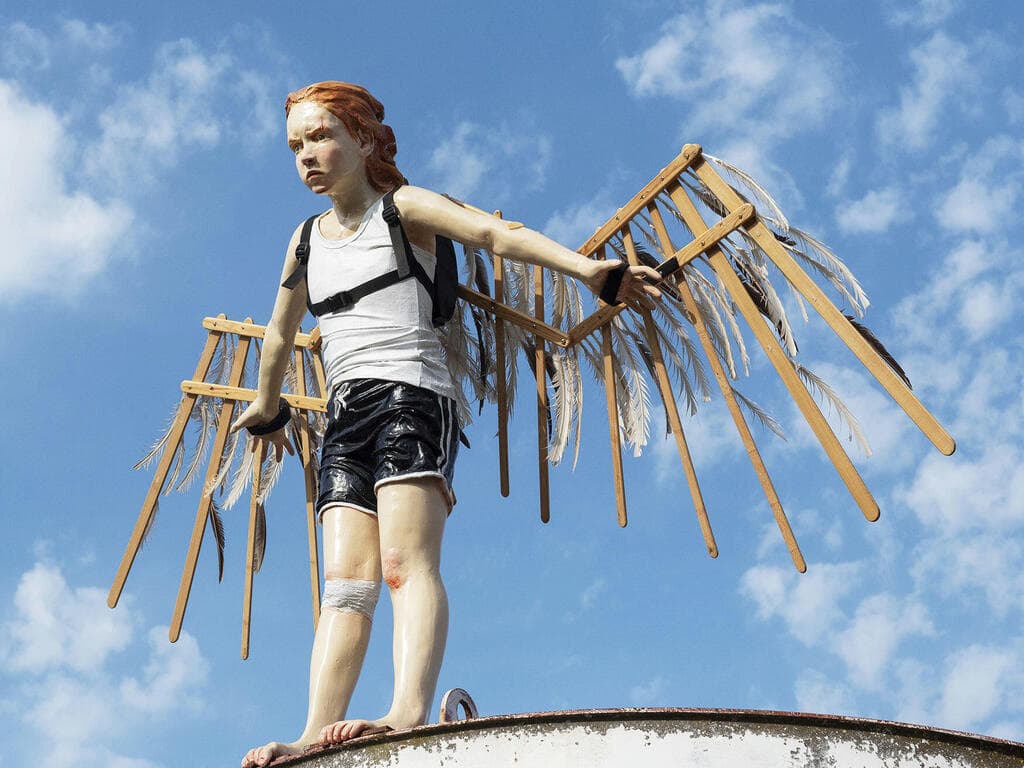 פסל של ורד אהרונוביץ, ילדה עם כנפיים, 2023, מוצג על גג מרכז רושטילד במוז"א ומקדם את פני המבקרים