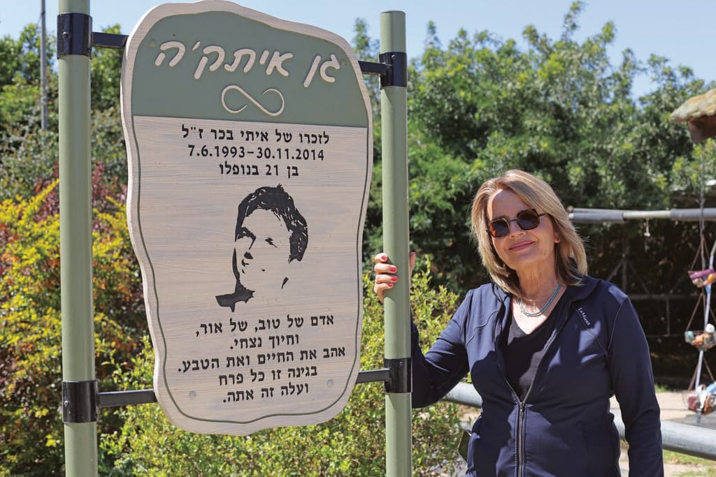 ריקי רוטשילד בגינת ההנצחה לבנה