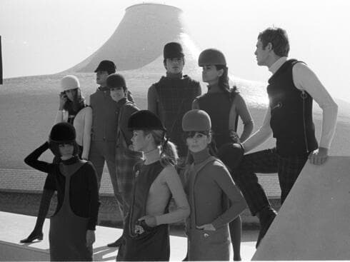 ישראל הצעירה נחשבה למדינה מסקרנת ונחשקת. תצוגת האופנה של פייר קרדן במוזיאון ישראל בירושלים, 1966