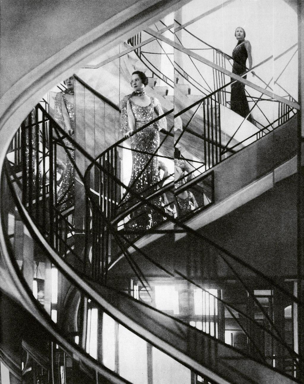 עיצובים של שאנל מוצגים על מדרגות הסטודיו, 1930