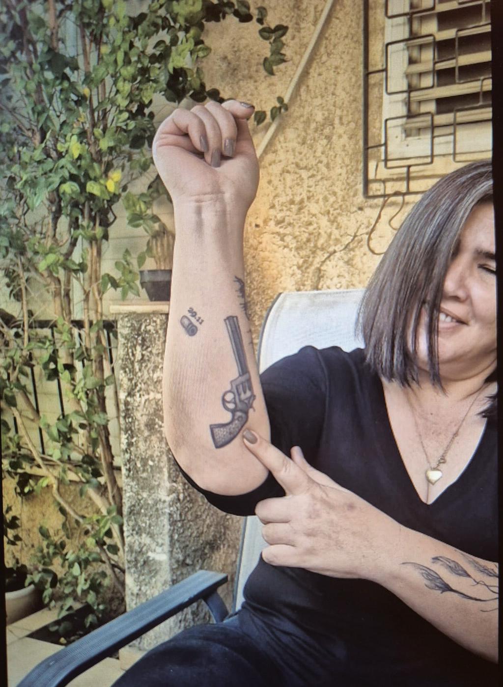 הקעקוע של גלי: אקדח ותאריך. "זה גם היום שבו מור נולד מחדש"