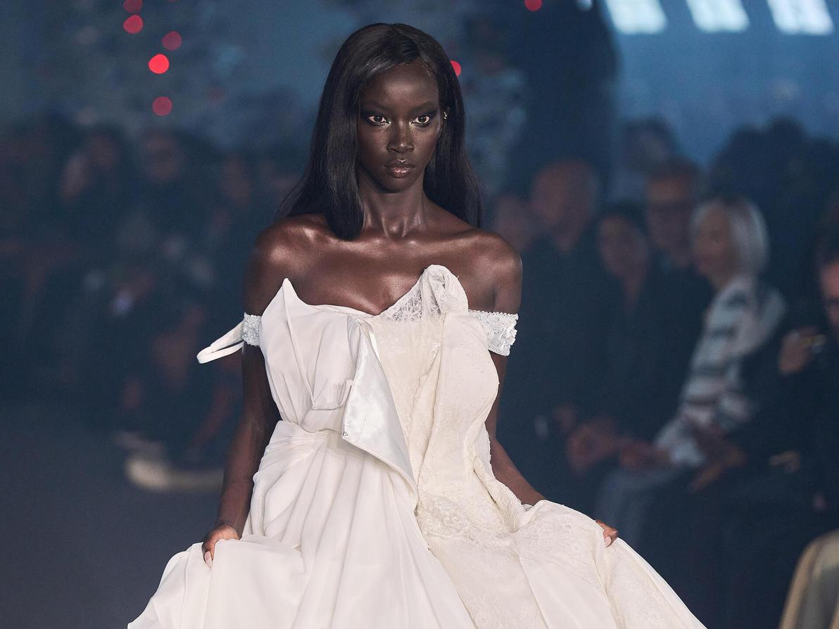 אנוק יאי בתצוגת אביב-קיץ 2025 של וטמו