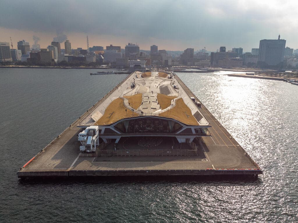 הגבול בין בניין לנוף עירוני כמעט נעלם, Yokohama Port Terminal (צילום: c13studio, shutterstock) Yokohama Port Terminal