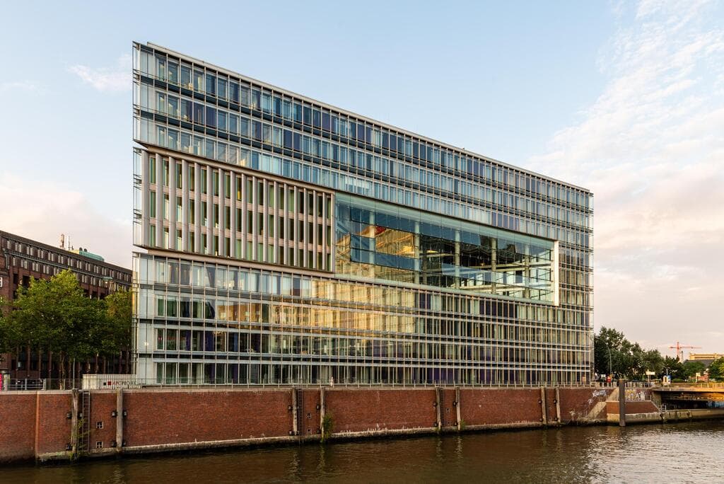 Deichtor Office Building in the port of Hamburg, designed by Hadi Teheran architect (צילום: JJFarq, shutterstock) Deichtor Office Building in the port of Hamburg, designed by Hadi Teheran architect