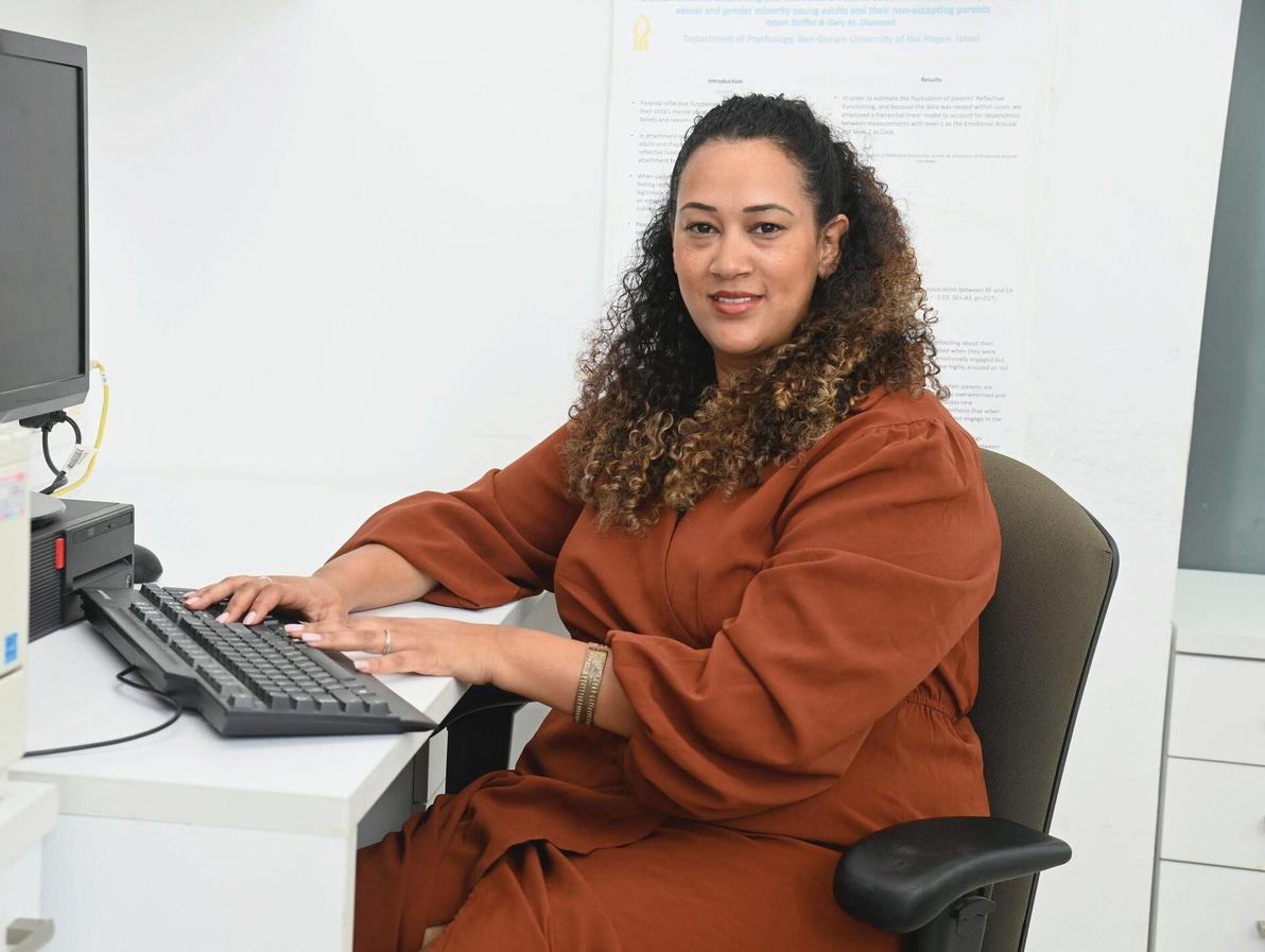 טלי סמני. "בגלל הרשתות החברתיות ילדים כיום חשופים לגזענות, והופכים מגיל צעיר ללוחמי צדק, קשה להם להיות עסוקים בחוויה האישית שלהם