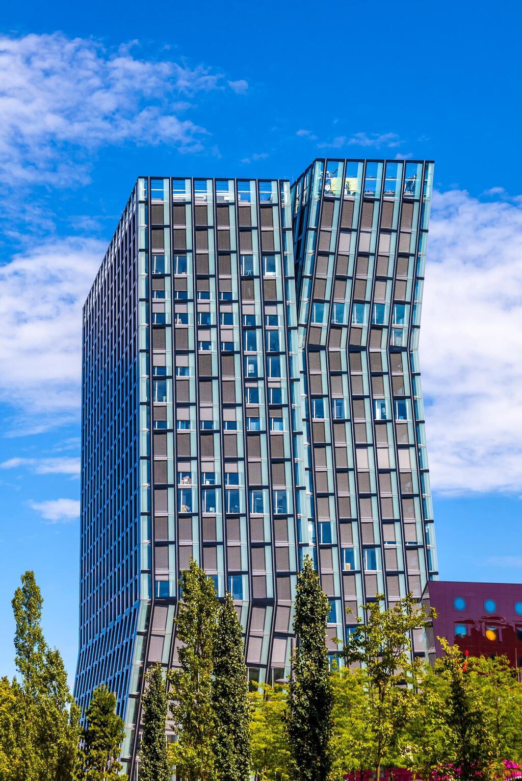 Dancing Towers - Tanzende Turme by Architects of Hadi Teherani (צילום: katatonia82, shutterstock) Dancing Towers (German Tanzende Turme or Tango-Turme) - two highrises at Reeperbahn street, St. Pauli. Designed by BRT Architects of Hadi Teherani