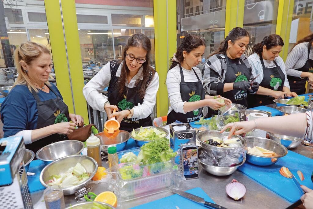 משתתפות הסדנה מכינות סלט עלים מרענן ממבחר הירוקים של "טעם הטבע" (צילום: ירון ברנר) משתתפות הסדנה מבשלות