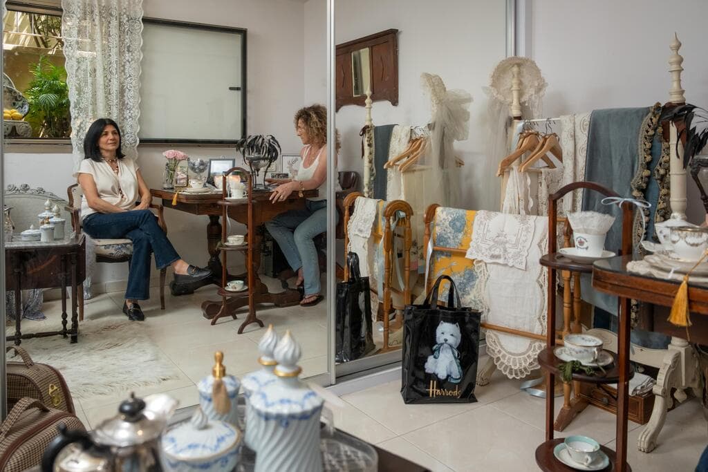 הסטודיו צמח מאהבה של שתי החברות לווינטג' (צילום: מאיה חבקין) הבית של אתי אברהם בעיצובה ובעיצוב אודליה חלד