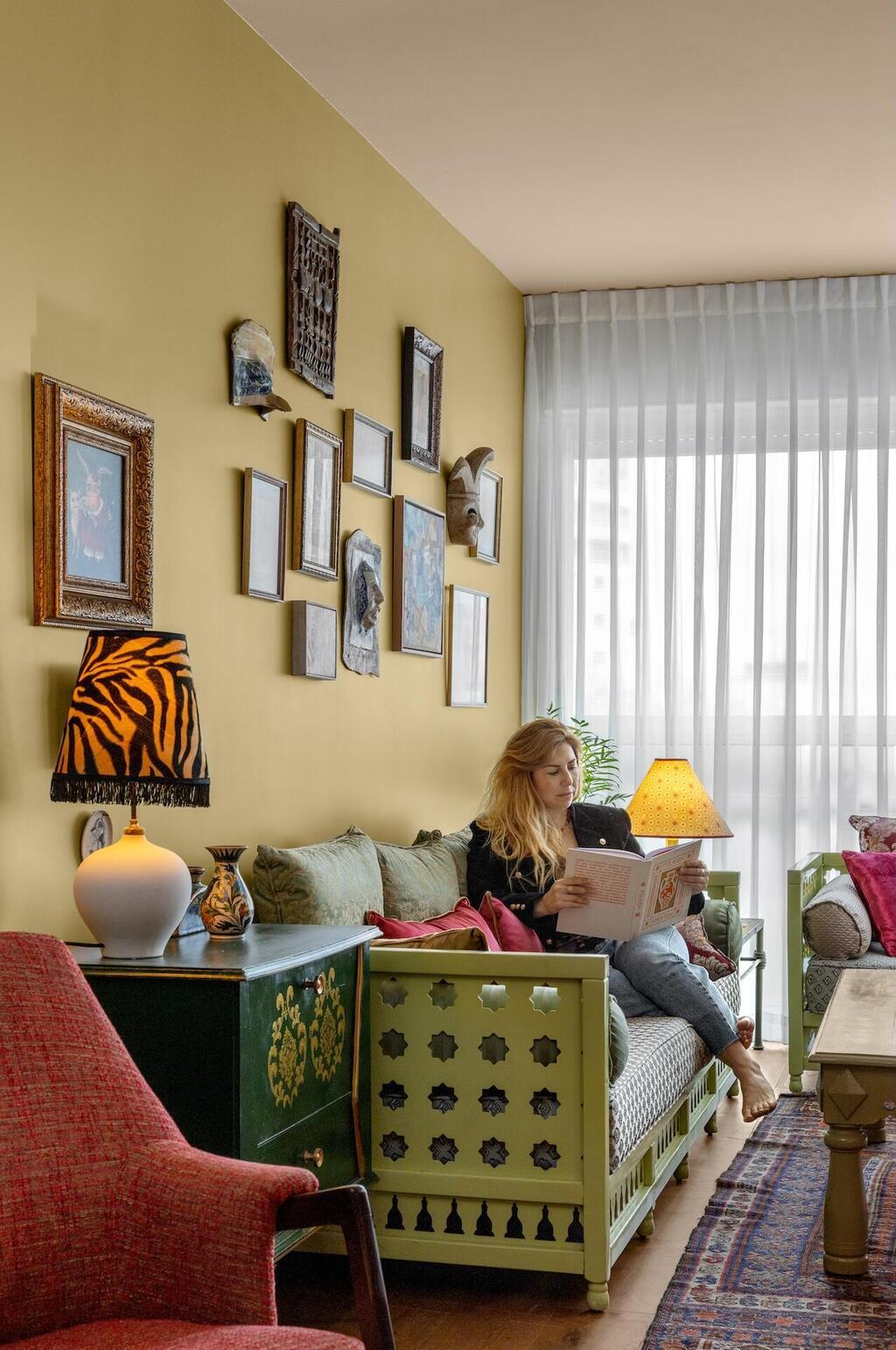הרבה אמנות משולבת בדירה (צילום: שירן כרמל) דירה צבעונית בתל אביב, עיצוב: מאיה בירגר