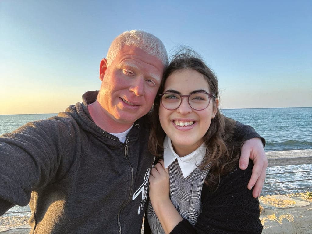 "שואלים אותנו אם בעיות הראייה יעברו לילדים". עם בן זוגה ניסן אוחנה (צילום: אלבום פרטי) "שואלים אותנו אם בעיות הראייה יעברו לילדים". עם בן זוגה ניסן אוחנה