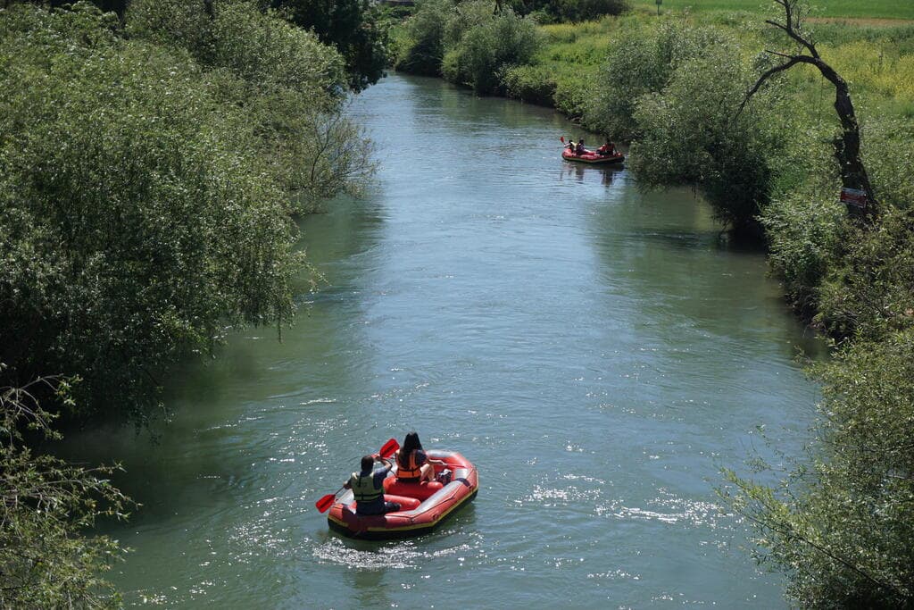 קיאקים בנהר הירדן, בימים שקטים יותר. הכי ספורט מים משפחתי שאפשר בישראל