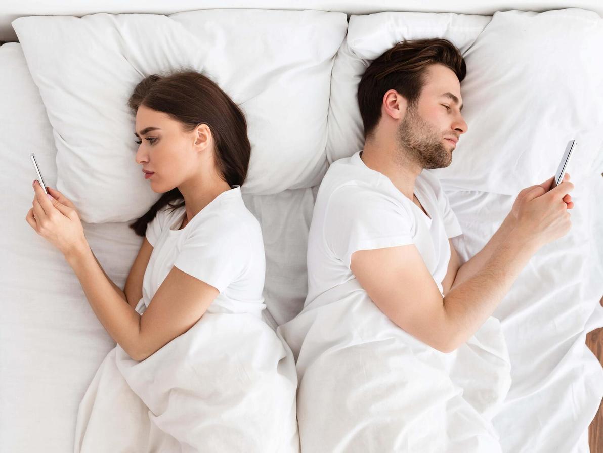 תוציאו את הסלולרי מחדר השינה (צילום אילוסטרציה: Shutterstock) טלפון בחדר השינה. "לא צריך לזרוק את הטלפון מהחיים, אבל צריך לדעת מתי להניח אותו בצד"