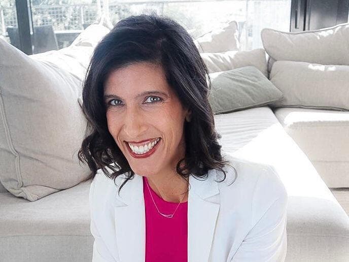 טלי אלעזרה: "הבן שלי לא מתקשר, הוא פשוט הולך לחבר ושואל אם הוא רוצה לצאת, כמו בשנות ה־ 80 "