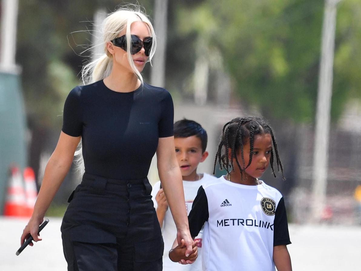 ה-Soccer Mom המפורסמת בעולם. קים קרדשיאן (צילום: Splash By Shutterstock/SplashNews.com) קים קרדשיאן כדורגל