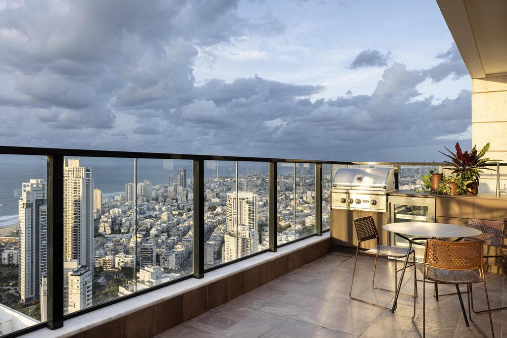 יש גם מטבח חוץ ופינת אוכל חיצונית (צילום: איתי בנית) דירה בקומה 44 במגדל בבת ים, עיצוב: אלדד מיטלמן