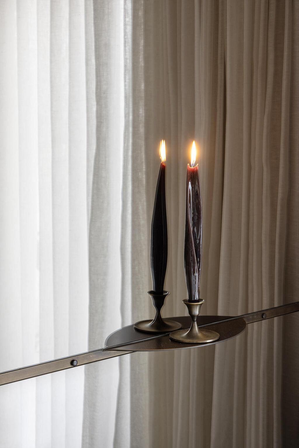 פמוט ונר משולבים במראה (צילום: איתי בנית) דירה בקומה 44 במגדל בבת ים, עיצוב: אלדד מיטלמן