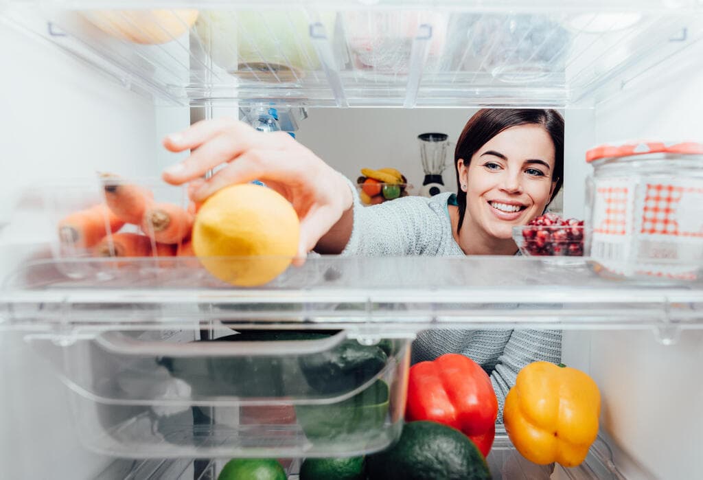 מניחים פריטים באופן אקראי? (צילום: Stokkete, shutterstock) מקרר