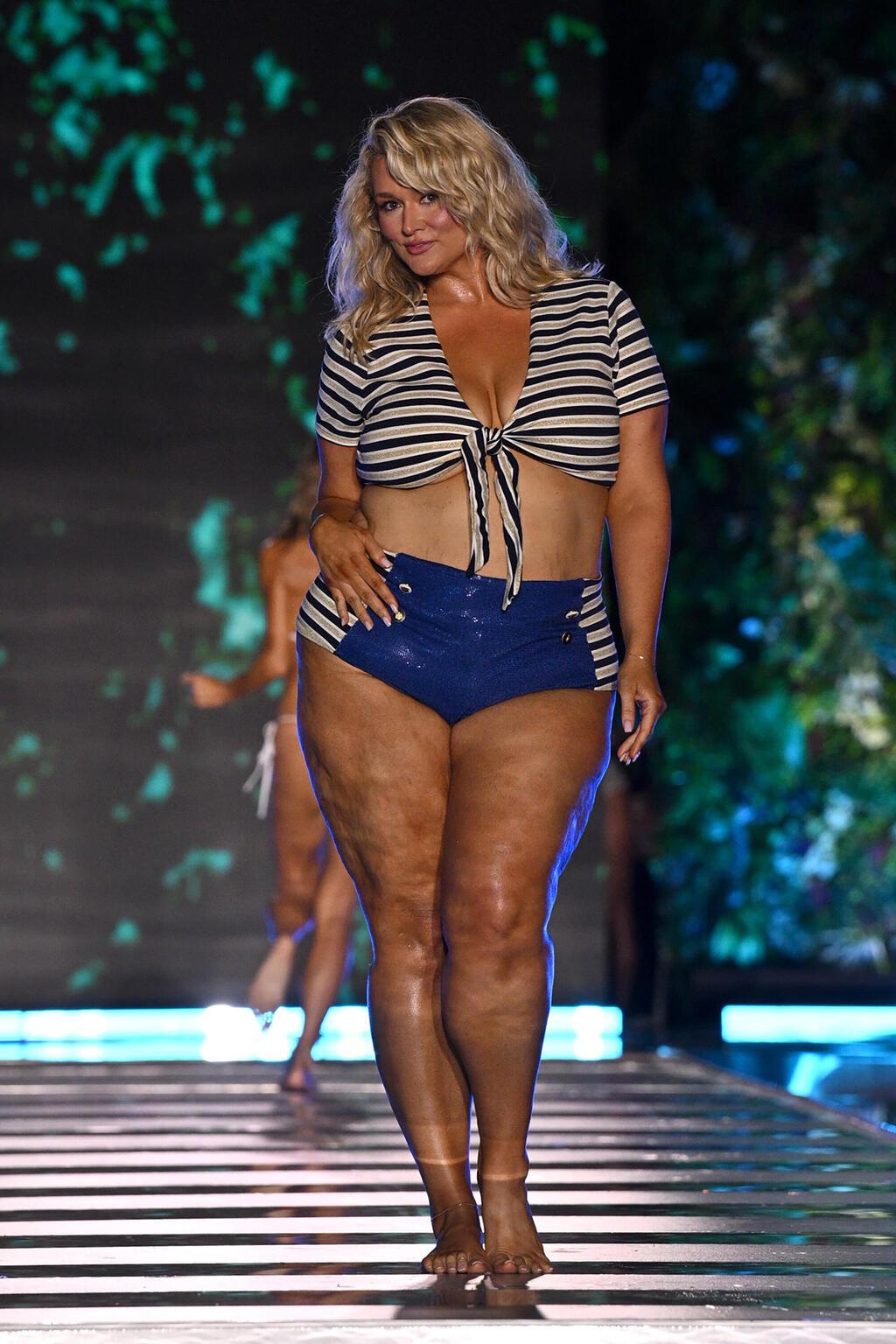 האנטר מקגריידי מדגמנת (צילום: Ivan Apfel/Getty Images) האנטר מקגריידי בתצוגת בגדי הים של ספורטס אילוסטרייטד, 2026