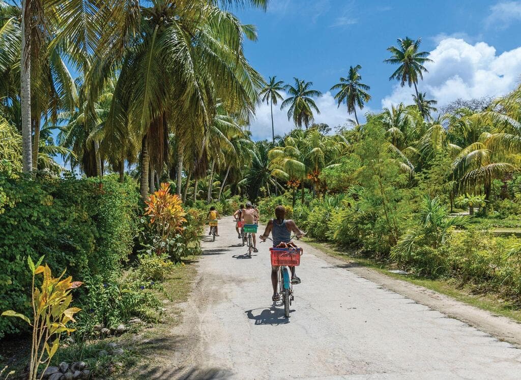 סיישל. רכיבה על אופניים באי La Digue (צילום: Shutterstock/ASAP Creative) סיישל. רכיבה על אופניים באי La Digue