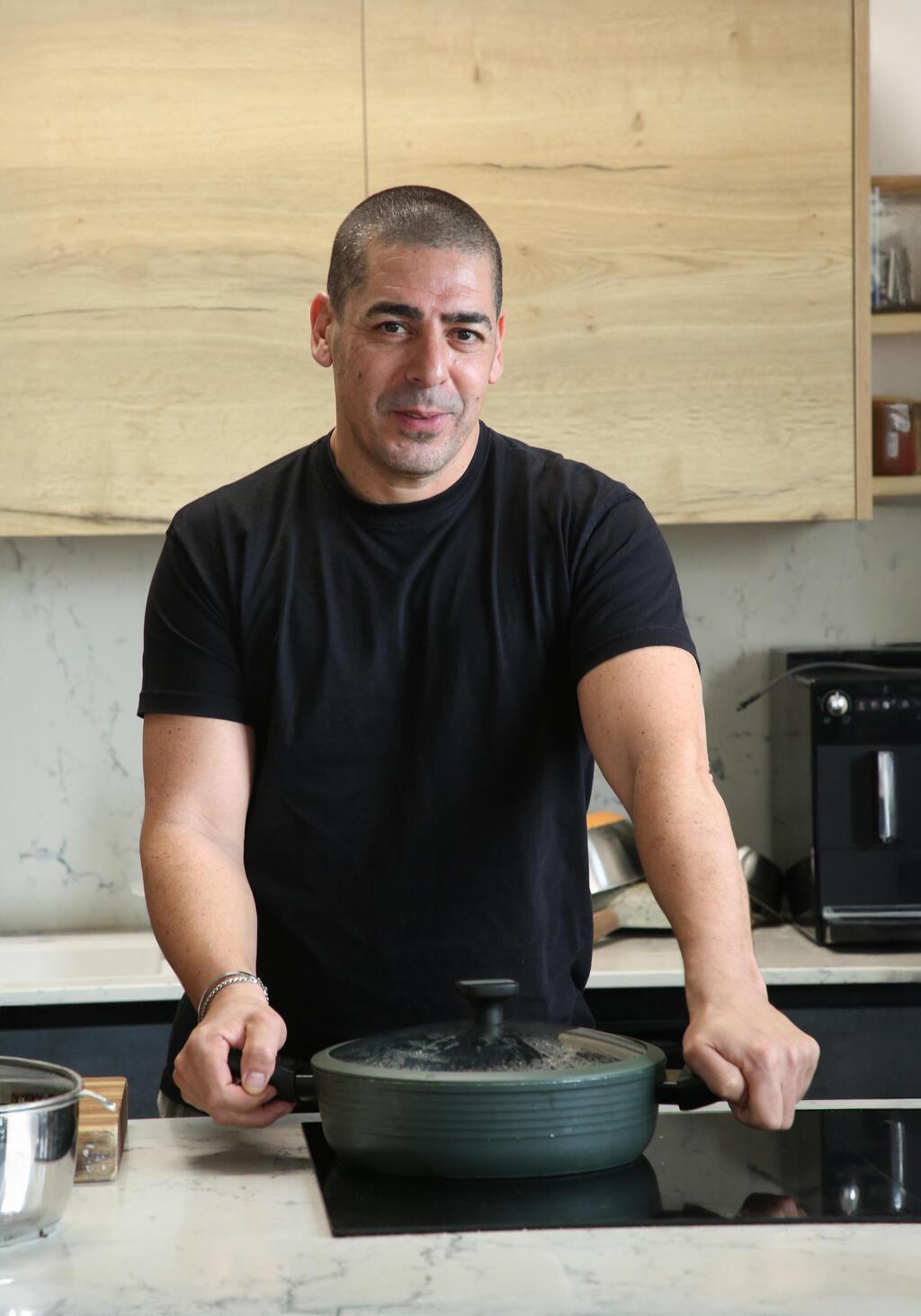 "אני לא מתבייש גם אם יש פדיחה". יוסי שטרית במטבח (צילום: ריאן פרויס) השף