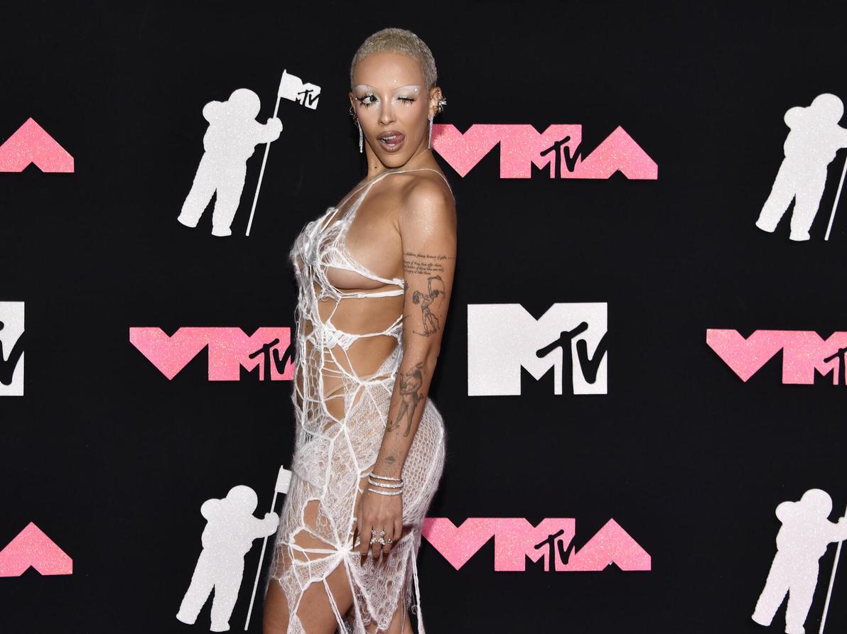 עם קריצה בטקס פרסי MTV ל-2023 (צילום: Evan Agostini/Invision/AP) דוג'ה קאט בטקס פרסי MTV ל-2023
