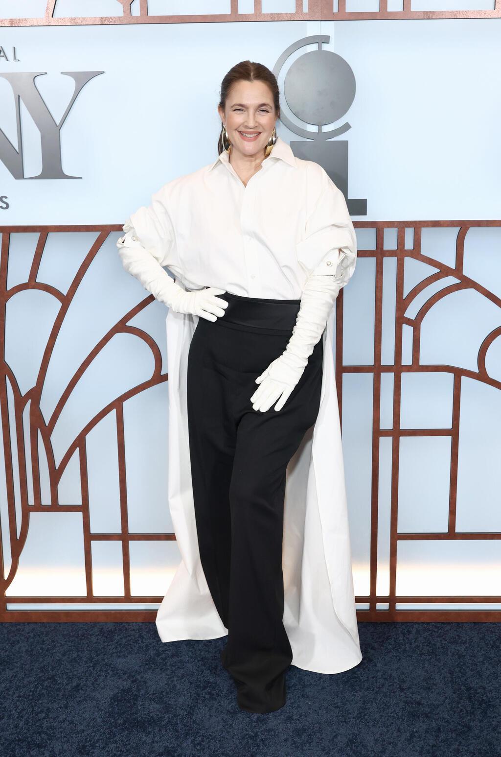 דרו ברימור במערכת לבוש של בלנסיאגה (צילום: Cindy Ord/Getty Images for Tony Awards Productions) דרו ברימור בטקס פרסי הטוני, 2026
