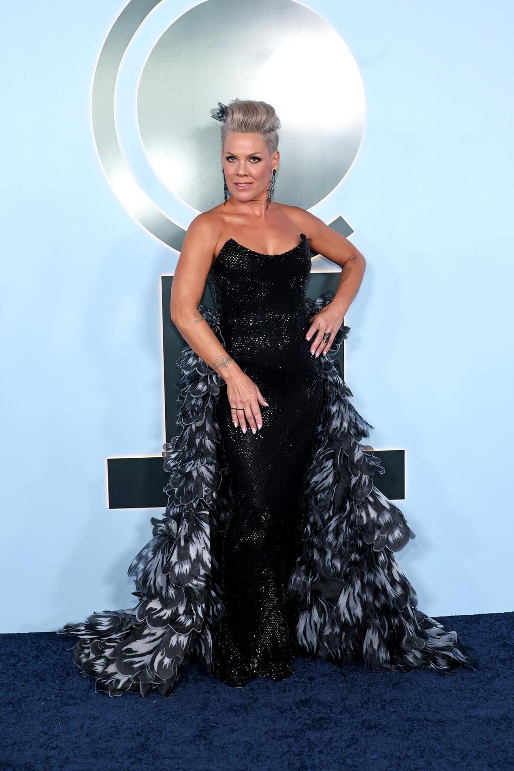 פינק לובשת עיצוב של ז'אן-לואי סבאג'י (צילום: Jamie McCarthy/Getty Images) פינק בטקס פרסי הטוני, 2026