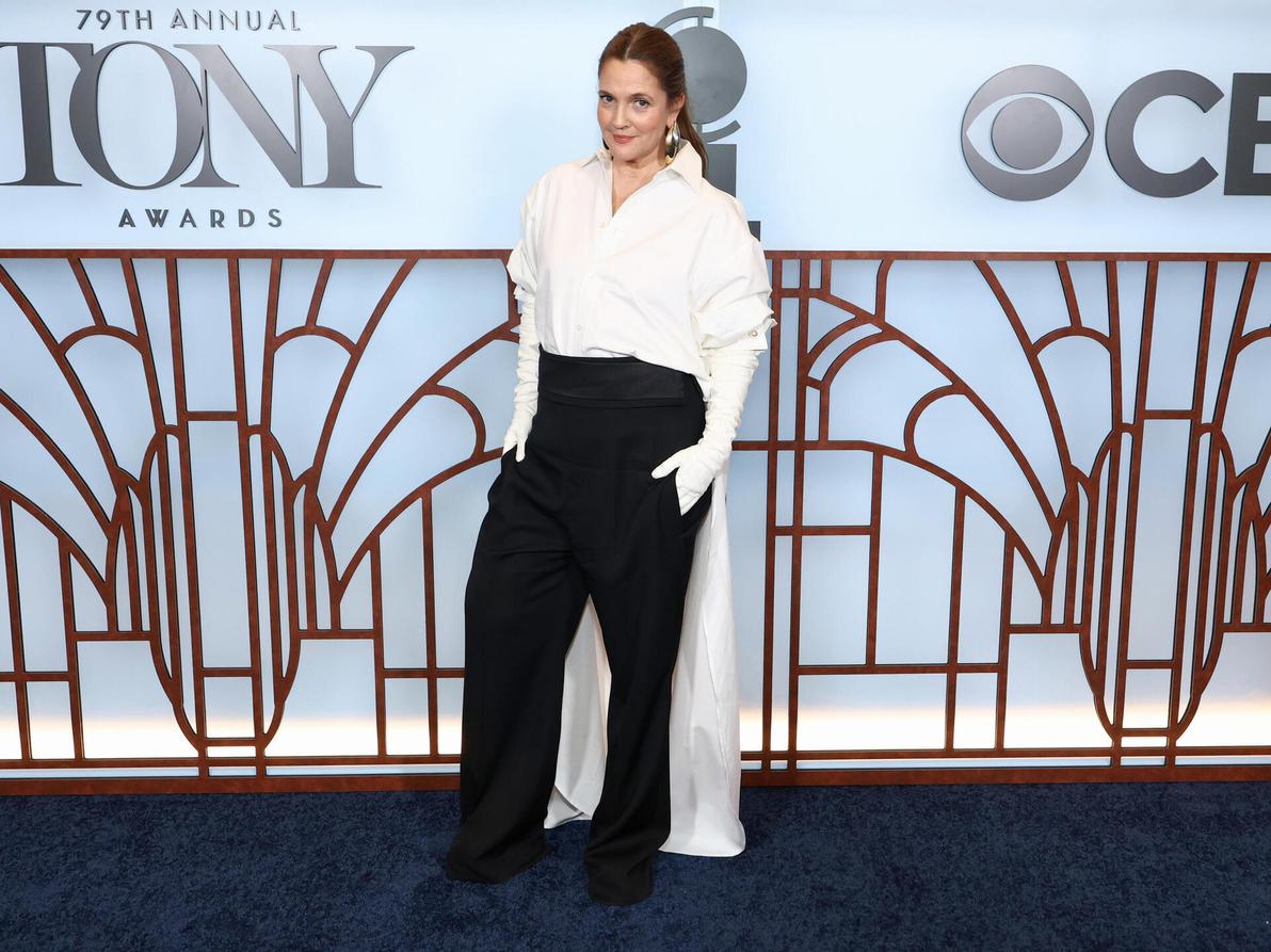 דרו ברימור לובשת את המכנסיים (צילום: Cindy Ord/Getty Images for Tony Awards Productions) דרו ברימור בטקס פרסי הטוני, 2026