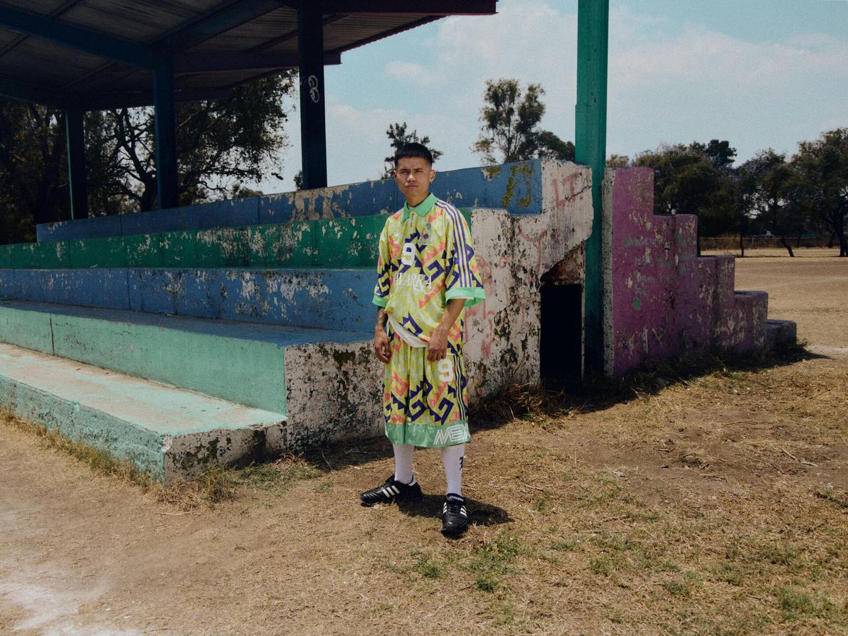 צילומי הקמפיין נוצרו בסגנון דוקו-אופנה פיוטי. בגדי נבחרת מקסיקו בעיצוב ווילי צ'וואריה ואדידס (צילום: יחצ אדידס) מדי נבחרת מקסיקו בעיצוב ווילי צ'וואריה ואדידס למונדיאל, 2026