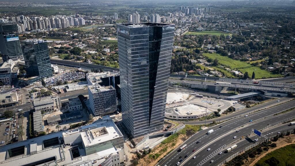 הישג אדריכלי מרשים: מגדל אינפיניטי ברעננה (צילום: סקייפרו) מגדל אינפיניטי