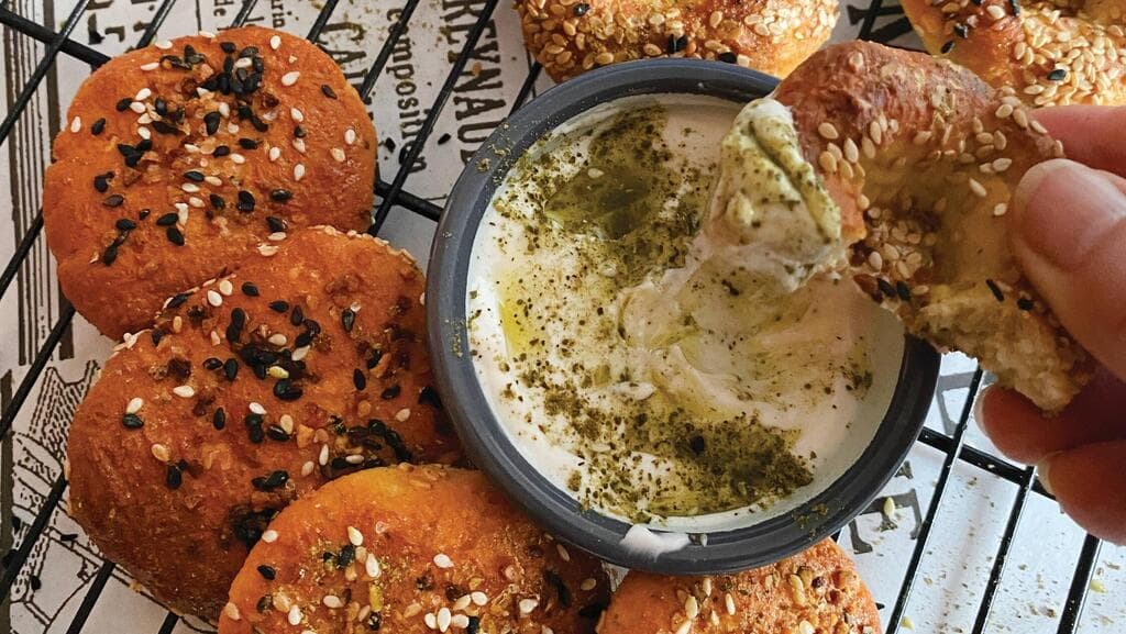 בייגל דל פחמימה מארבעה מרכיבים (צילום: ליאורה חוברה) בייגל דל פחמימה מארבעה מרכיבים