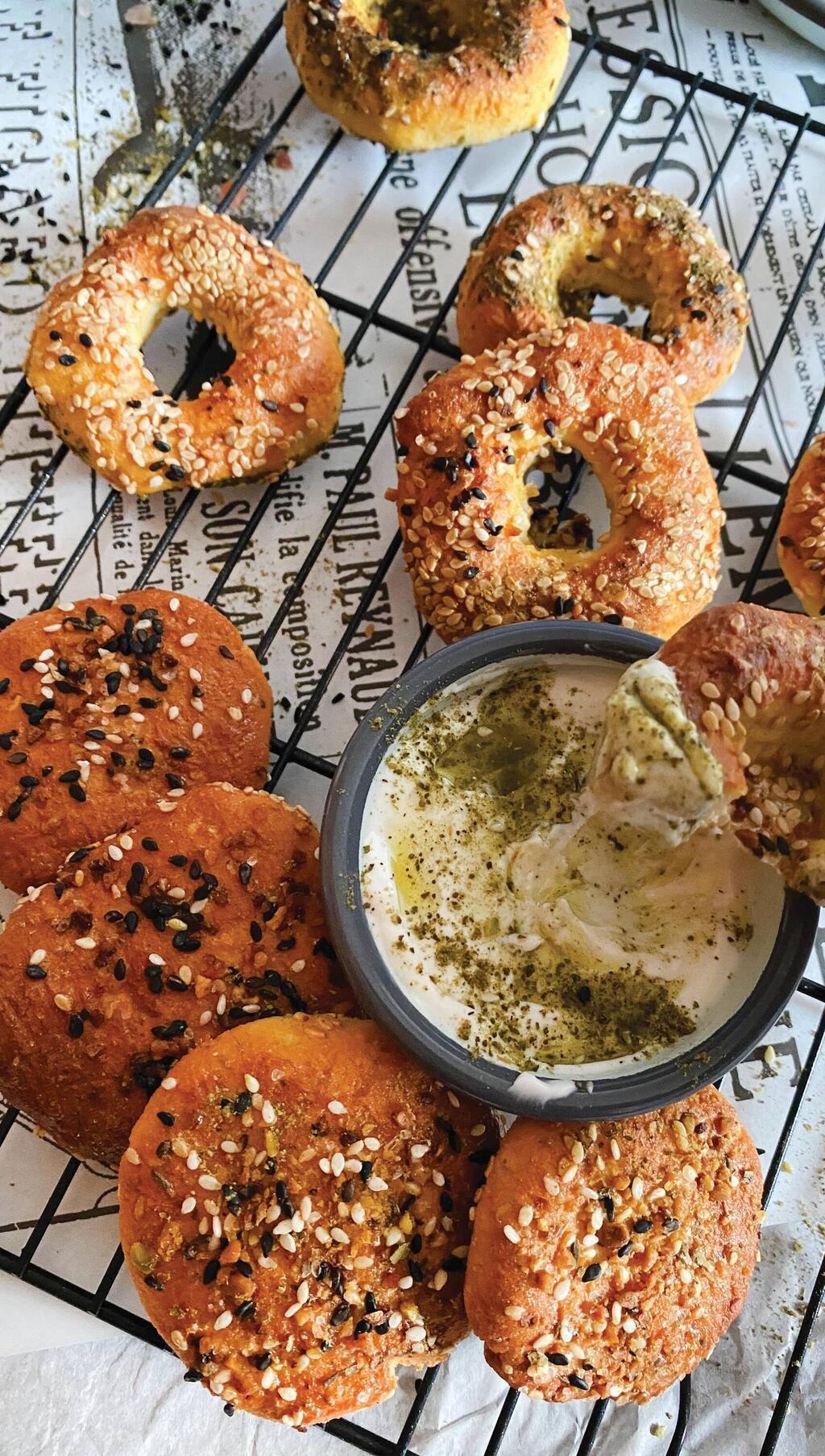 בייגל דל פחמימה מארבעה מרכיבים (צילום: ליאורה חוברה) בייגל דל פחמימה מארבעה מרכיבים