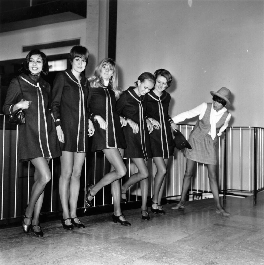 מרי קוואנט עם דוגמניות בעיצוביה, 1968 (צילום: Express/Getty Images) מרי קוואנט עם דוגמניות בעיצוביה, 1968