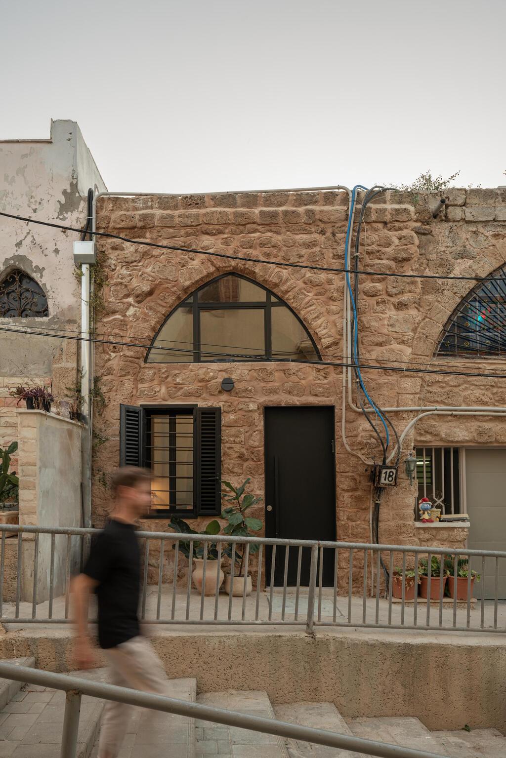 המבנה מבחוץ (צילום: מיכאל שבדרון) הבית של ספיר וניב, יפו, כאן גרים