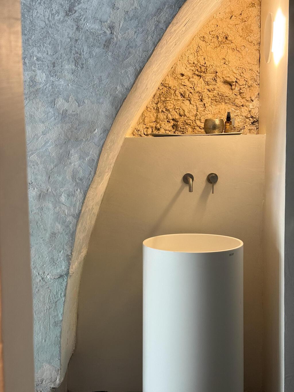 כיור נוסף (צילום: נועם רון) הבית של ספיר וניב ביפו, כאן גרים