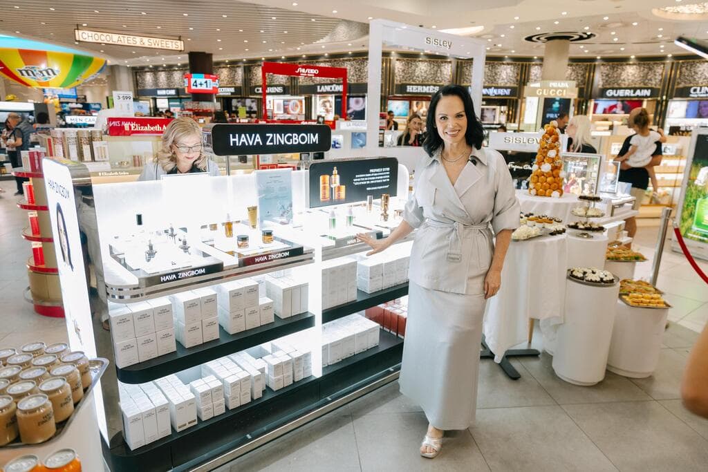 HAVA ZINGBOIM עמדת הפרימיום ב- JR DUTY FREE (צילום: בר כהן) HAVA ZINGBOIM עמדת הפרימיום ב- JR DUTY FREE