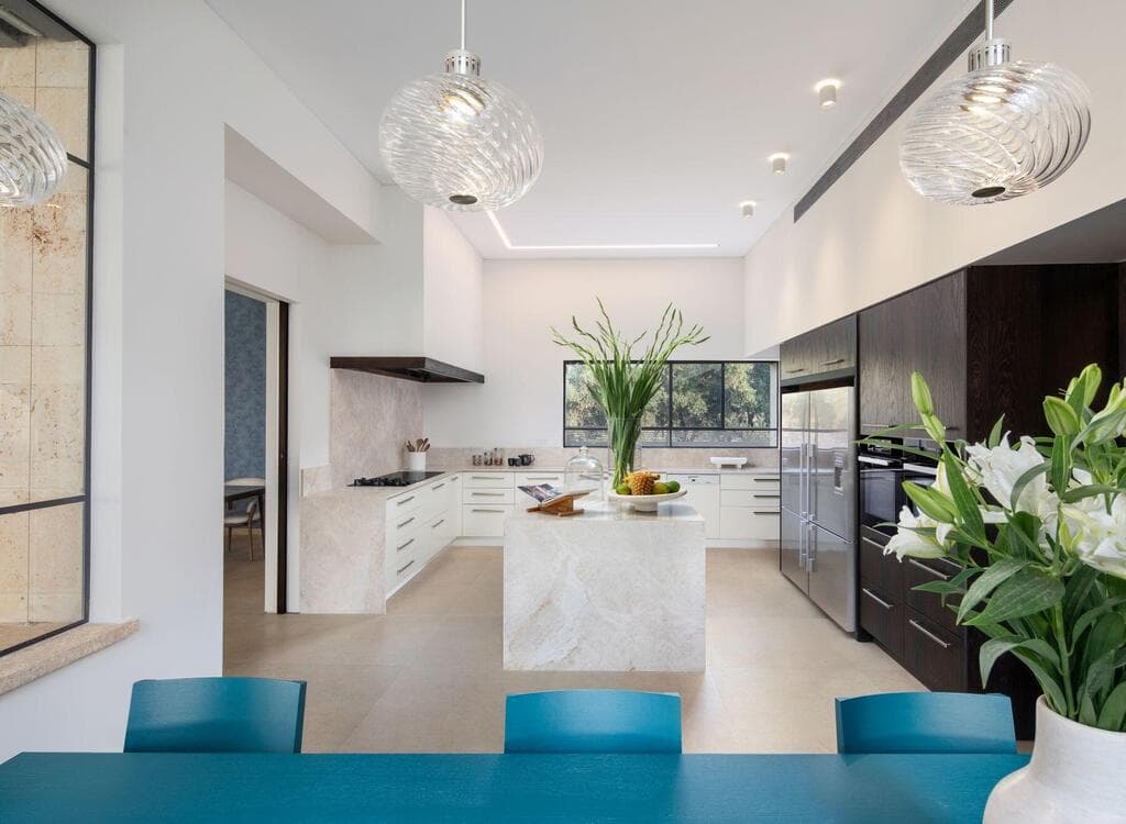 המטבח בדואט בהיר וכהה, ושולחן אוכל טורקיז לארוחות יום יומיות (צילום: אורי אקרמן) וילה בשפלה, עיצוב: איתמר לוי