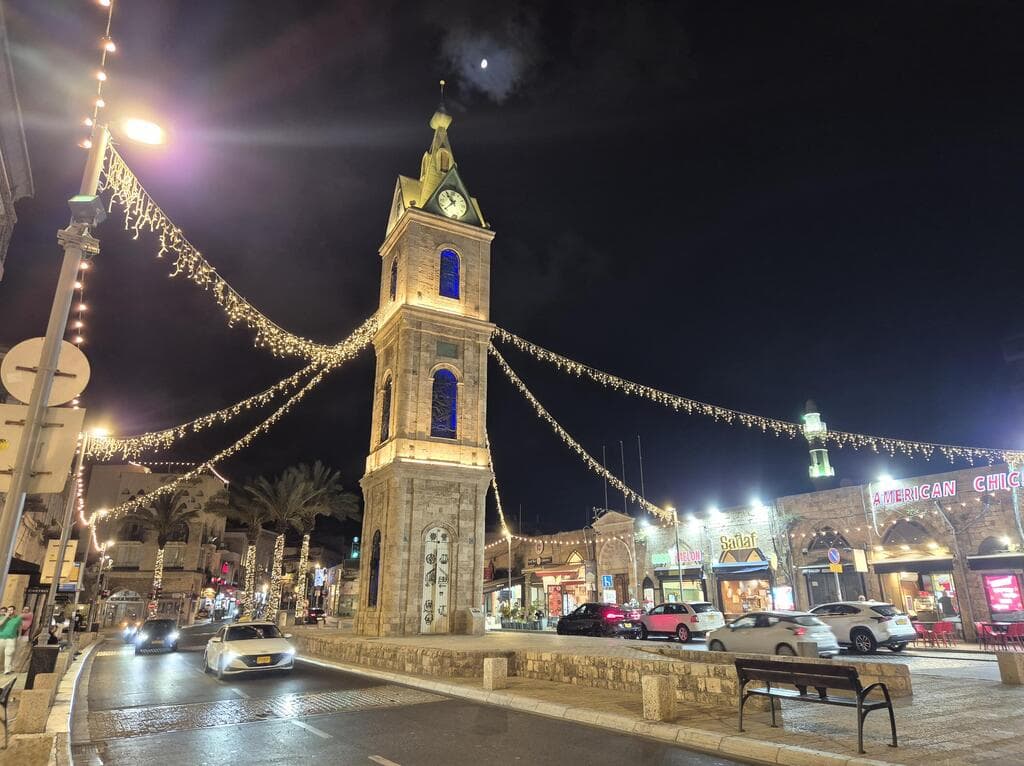 יפו, כיכר השעון. תאורה ואווירה (צילום: צביקה בורג) יפו, כיכר השעון. תאורה ואווירה