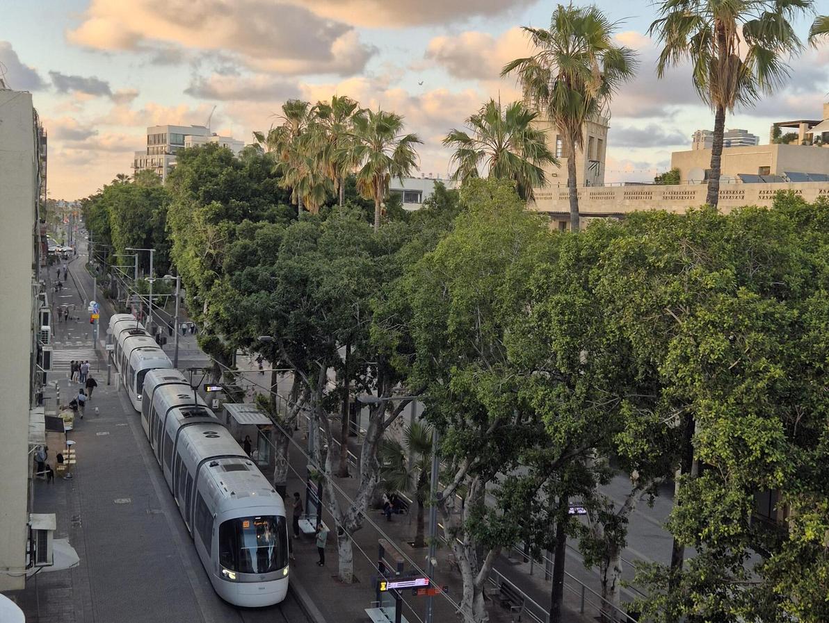הרכבת הקלה, שדרות ירושלים. כמו בעיר גדולה באירופה, חבל שהיא לא פועלת בשבת (צילום: צביקה בורג) הרכבת הקלה, שדרות ירושלים. כמו בעיר גדולה באירופה, חבל שהיא לא פועלת בשבת