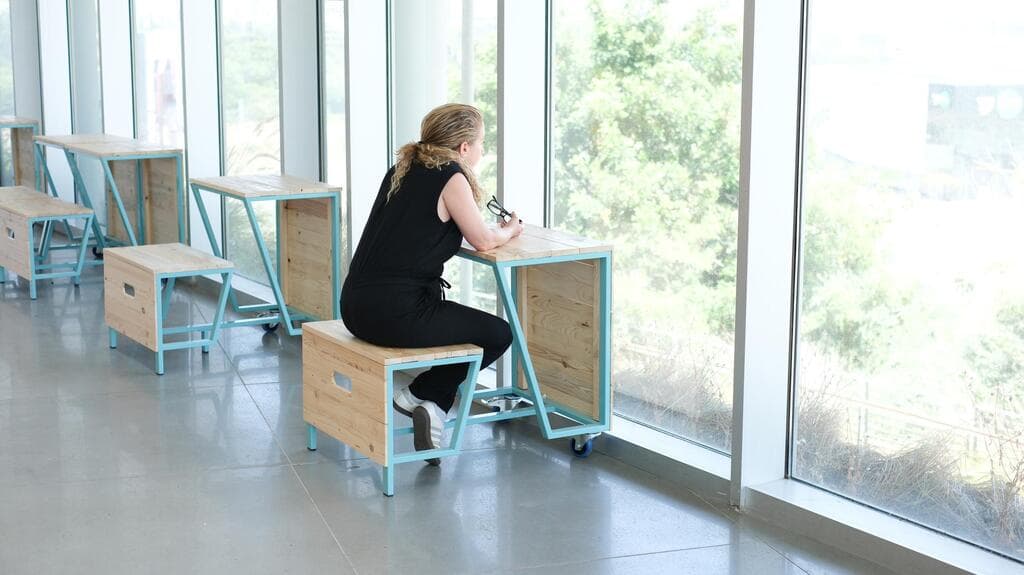 בעמותת JAS יצרו את השולחנות מדלתות וכיסאות תלמיד שעברו חידוש (צילום: דפני דגן) מיחדוש לובי, מולט באוניברסיטת תל אביב